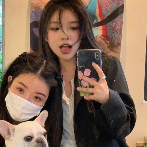 别惹那个抱玩偶的，她打架贼凶